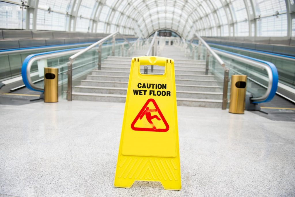 Warnschild nasser Fußboden